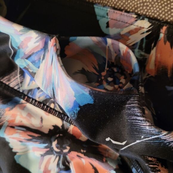 Fabletics Mid-Rise Kaleidoscope Floral Print Powerlite Capri leggings Sz Small - Picture 5 of 13